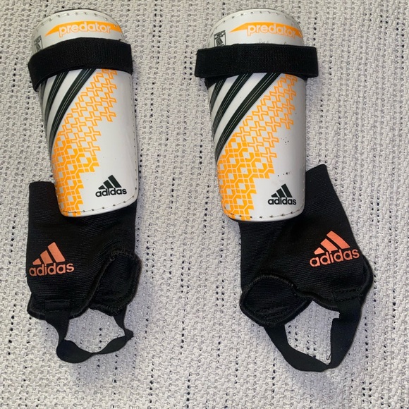 ADIDAS Predator-Club Soccer Shin Guards for Kids Size Medium. (#bundle&save) - Picture 3 of 7
